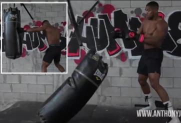 VIDEO: Kinh ngạc Anthony Joshua 'lỡ tay' đấm rụng bao cát hàng chục cân