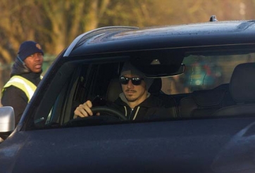 Dàn cầu thủ MU lái xe 'cực ngầu' đến sân tập trước trận gặp Middlesbrough