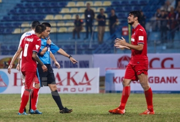 Tạm đình chỉ trọng tài từ chối thổi penalty cho Than Quảng Ninh