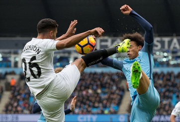 Man City giành ba điểm trong những phút bù giờ