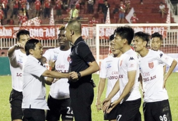 Nóng: Cầu thủ Long An đứng im để TP.HCM thắng đậm