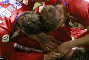 Gabi phản ứng cực nhanh cứu Torres không cắn lưỡi