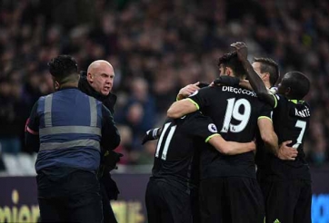 Cầu thủ Chelsea suýt bị tấn công vì CĐV quá khích