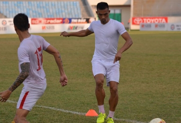 Tuyển thủ QG ăn mừng phản cảm khiến khán giả nổi nóng