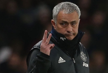 HLV Mourinho khiến CĐV Chelsea im lặng với hành động lạ