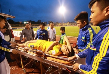 Cầu thủ SLNA vào viện sau trận đấu với HAGL