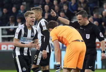 Sốc với quyết định 'không hiểu luật' của trọng tài Anh