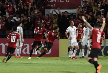 Messi Thái chơi tuyệt hay, Muang Thong tạo cú sốc bảng E