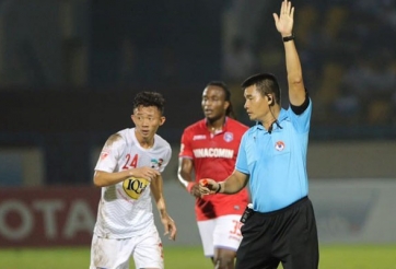 Tin HOT 16/4: 'Cầu thủ Quảng Ninh xứng đáng nhận thẻ đỏ'