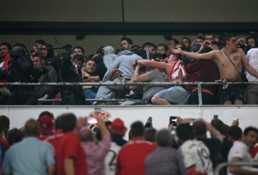 CĐV Bayern Munich ẩu đả với cảnh sát ở Bernabeu