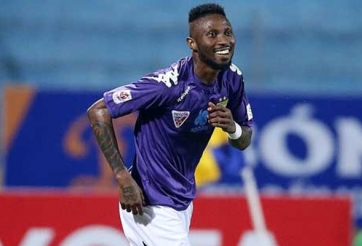 Hoàng Vũ Samson đấm liên tiếp vào mặt cầu thủ Ceres-Negros