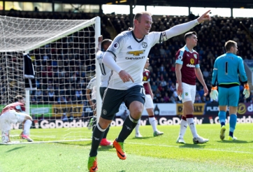 Martial và Rooney giúp MU kiếm trọn ba điểm trước Burnley