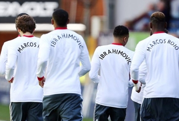 Cầu thủ MU tặng món quà vô cùng đặc biệt cho Ibra và Rojo