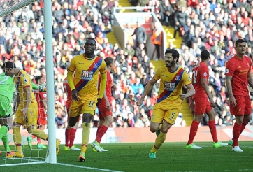 Thua Palace, Liverpool tự bắn vào chân trong cuộc đua top 4