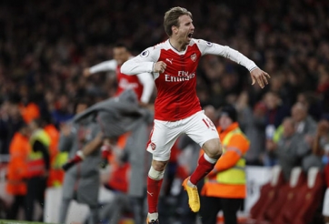 Arsenal thắng siêu kịch tính trước Leicester City