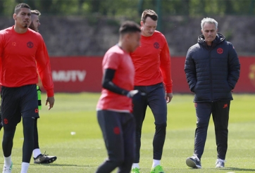 Mourinho giữ Phil Jones, tính bán 1 trong ba hậu vệ còn lại