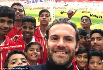Juan Mata dẫn trẻ em nghèo tham quan sân Old Trafford