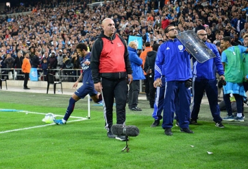 Neymar hứng mưa vật lạ, cảnh sát phải bảo vệ để đá phạt góc