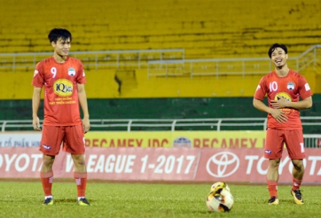 Văn Toàn đá hỏng penalty, Công Phượng cười 'như được mùa'