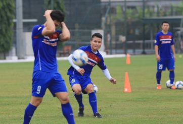 Công Phượng lĩnh trọn cú sút trái phá của Quang Hải