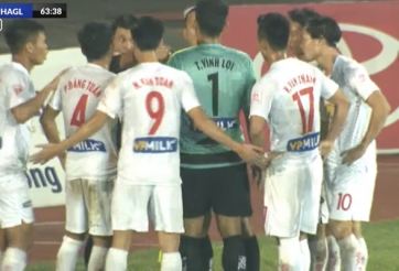 Cầu thủ HAGL ngơ ngác, không hiểu vì sao trọng tài thổi 11m