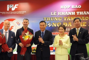 Giggs muốn VN dự World Cup, Scholes ấn tượng với một điều