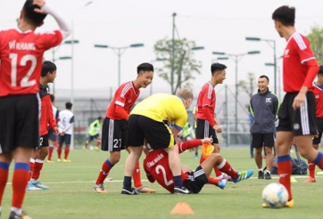 Scholes ôm chầm cầu thủ, Giggs vỗ tay không ngớt khen tài năng Việt