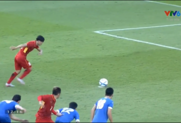 Vừa vào sân đã kiếm được penalty, Công Phượng suýt bỏ lỡ