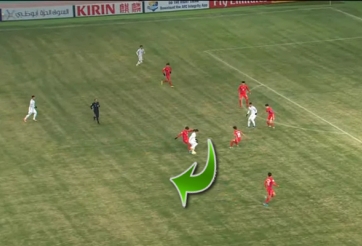 Hai pha xử lý như diễn xiếc của cầu thủ VN trước Hàn Quốc