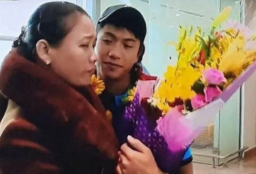 Ngậm ngùi cảnh Văn Đức, Xuân Mạnh chỉ có mỗi mẹ ra đón