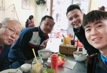 Quang Hải, Duy Mạnh chiêu đãi HLV Park Hang Seo món phở bò