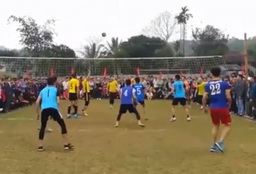 Thủ môn Tiến Dũng so tài Quách Công Lịch trên sân bóng chuyền