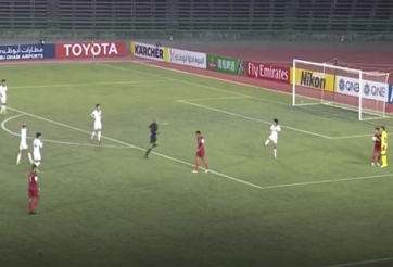 Thủ môn Campuchia mắc sai lầm giống hệt Phí Minh Long