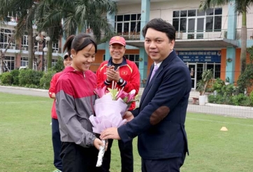 Chùm ảnh cầu thủ ĐT nữ Việt Nam nhận hoa nhân ngày 8/3