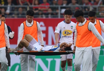 Tiền vệ Tuấn Anh chực khóc vì lại dính chấn thương nặng