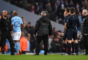 Cãi nhau tay đôi nảy lửa với trọng tài, Pep Guardiola bị đuổi lên khán đài