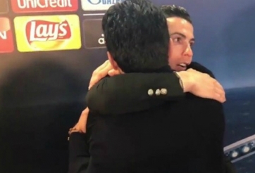 Ronaldo ôm hôn, động viên Buffon sau tấm thẻ đỏ ở trận gặp Real