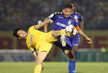 2 HLV và 1 cầu thủ bị đuổi ở trận cầu căng thẳng nhất vòng 5 V-League