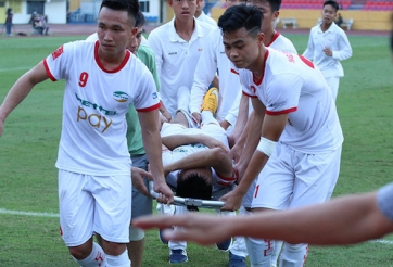 CLB Long An nói gì sau pha vào bóng làm gãy chân Văn Hào của Tấn Tài?