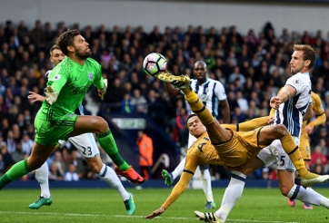 Tottenham thua đội bét bảng West Brom