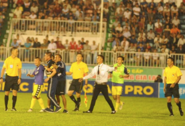 Trận HAGL - Hà Nội để lại hình ảnh cực xấu với những tấm thẻ đỏ và sự cãi cọ