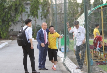 HLV Park Hang Seo và Hoàng Anh Tuấn cười nắc nẻ trong buổi tập của U19 VN