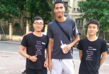 Smalling dạo phố ở Hà Nội, chia sẻ khoảnh khắc đá cầu với người VN