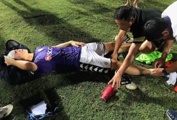 Cầu thủ U23 VN bất động, nhập viện gấp sau pha va chạm ở V-League