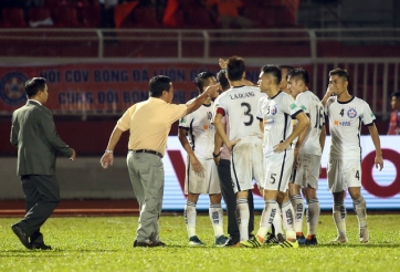 HLV Miura, Minh Phương hùng hổ lao vào sân cự cãi trọng tài