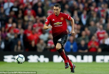  Mourinho nài nỉ 2 hậu vệ ở lại Man Utd