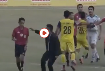 VIDEO: Cầu thủ Indonesia đuổi đánh trọng tài như phim hành động