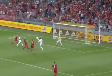 VIDEO: Ibrahimovic ghi bàn thứ 500 siêu dị theo kiểu Karatedo