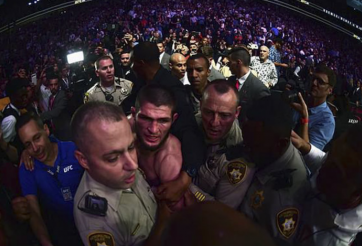 Khabib đánh nhau điên cuồng với khán giả, McGregor lĩnh đủ đòn đau