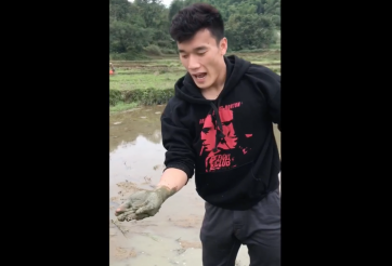 VIDEO: Thủ môn Tiến Dũng khoe lội ruộng bắt lươn